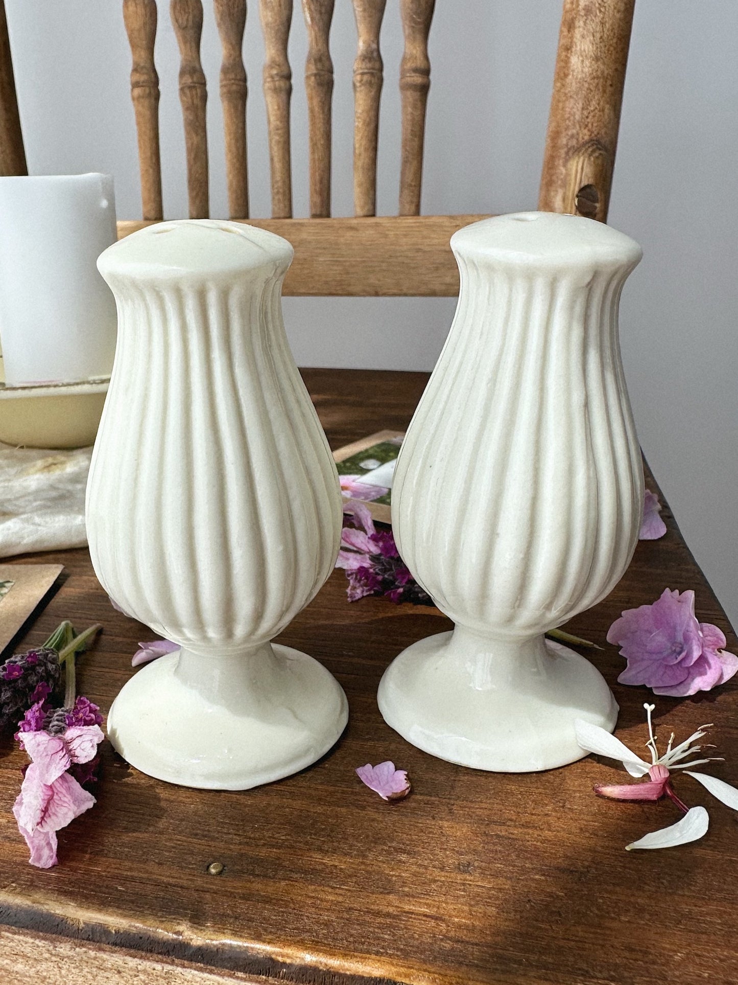 Flower Seed Shaker Set - Vintage White Pedestal